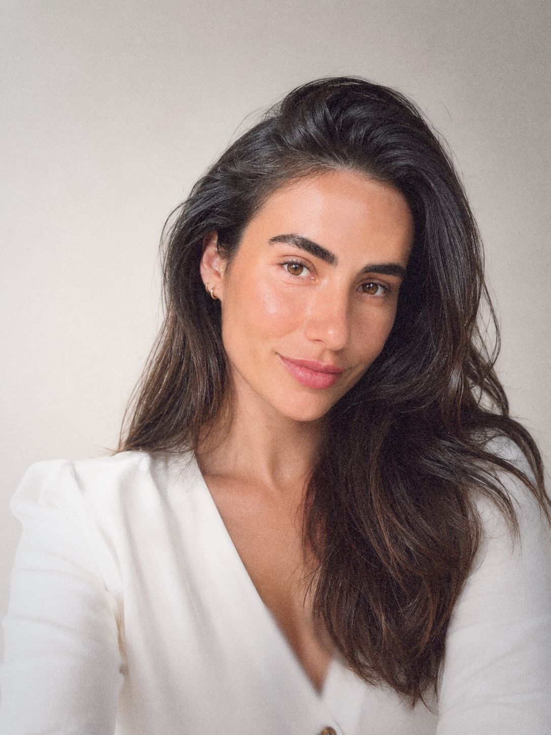 Retrato de Ellen Souza, especialista em sobrancelhas, cílios e estética facial no Aura Concept