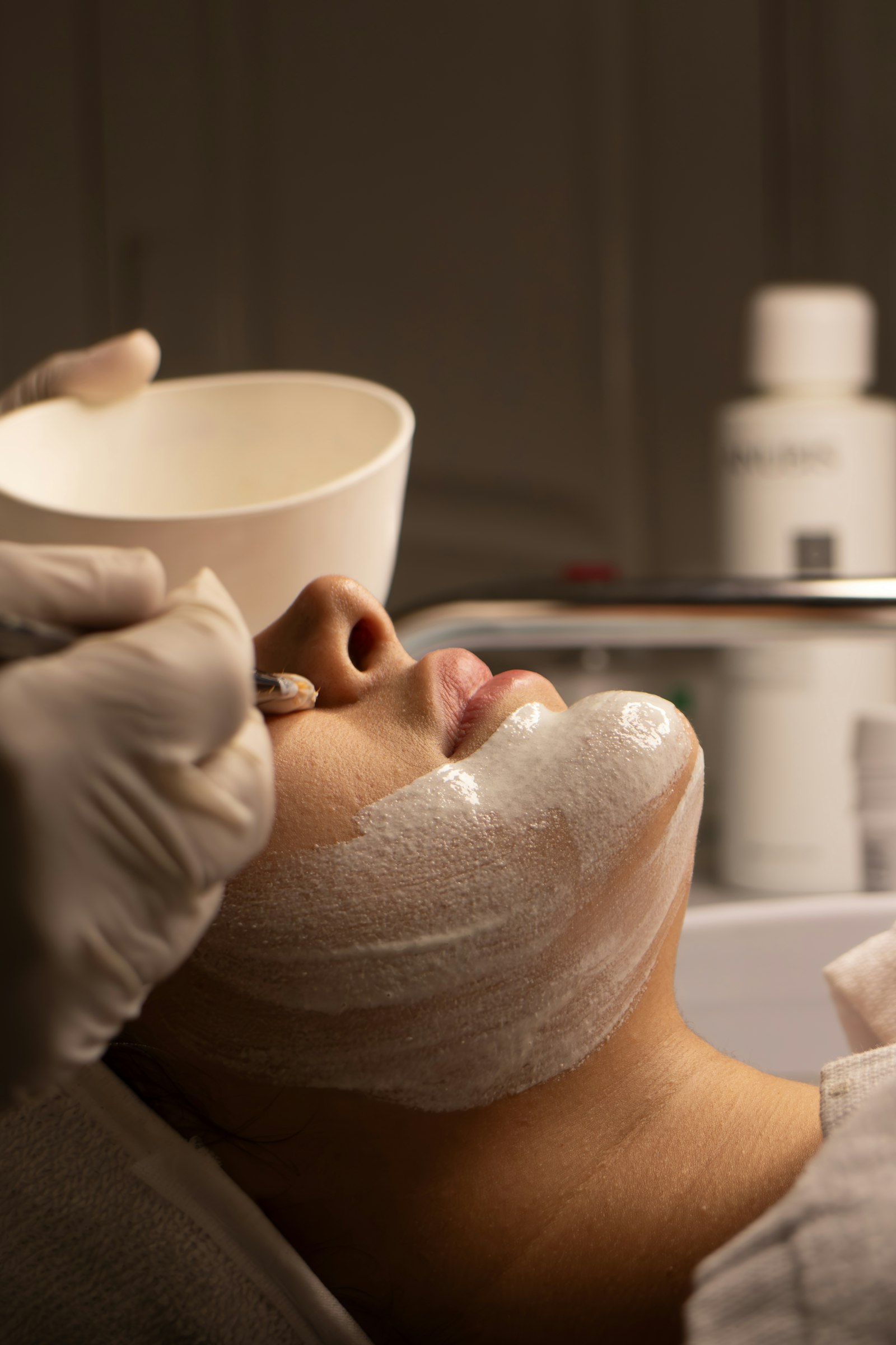 Cliente recebendo tratamento facial em ambiente sereno